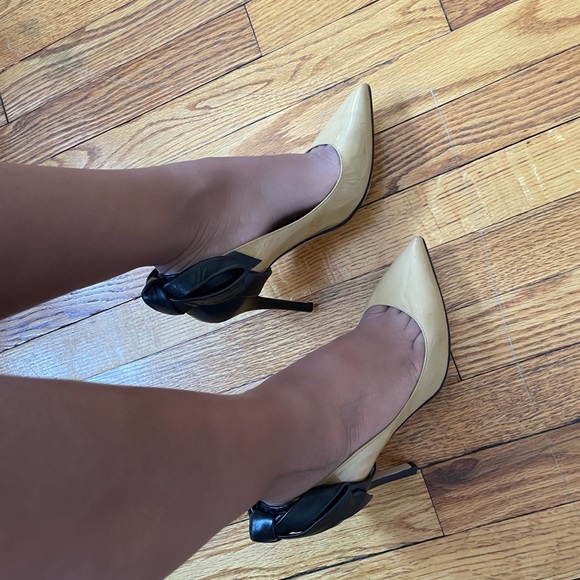 Beautiful unique and chic nude/black bow Valentino heels😍 - Picture 4 of 6